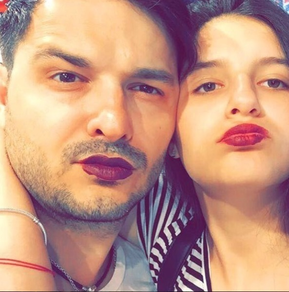 Detaliul din spatele selfie-ului făcut de Anda Călin! E adolescenta lui…