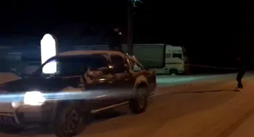 VIDEO. Sport extrem pe o stradă din Motru. S-a dat cu placa, pe zăpadă, tras de o mașină