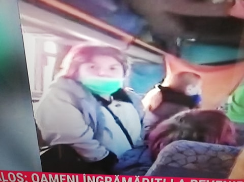 Imagini uluitoare în Vama Nădlac! Cum sunt înghesuiți oamenii într-un autocar care îi duce în carantină: ”Mână criminală!”