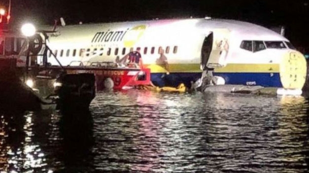 Un Boeing 737 cu 136 de persoane la bord a intrat într-un râu din Florida