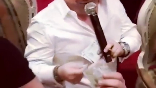 Adrian Minune a primit, din nou, 10 lei pentru o dedicație. Care a fost reacția manelistului