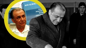 Au ”bubuit” prețurile după moarte! Cu cât au ajuns să se vândă cărțile cu poză și autograf ale lui Ion Iliescu