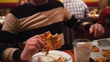Cum arata barbatul care de 25 de ani mananca doar pizza: Nu pot manca altceva. Iubesc pizza Ce sfat i-au dat doctorii