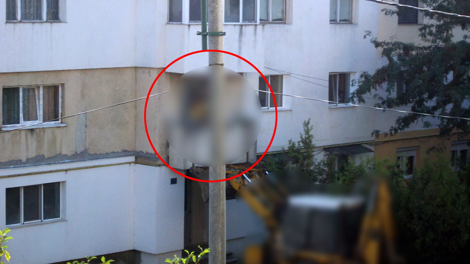 Numai la romani vezi asta! Si-a uitat cheile de la apartament si a intrat in casa cu...