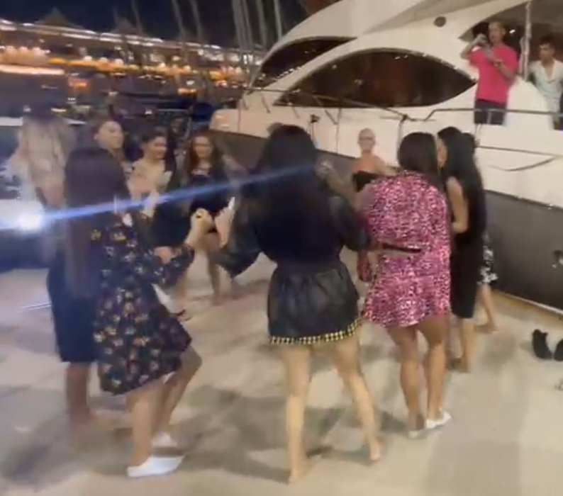 România e prezentă la CM din Qatar! Mai multe “bunăciuni” au făcut senzație, lângă un yacht, și au atras privirile tuturor | VIDEO