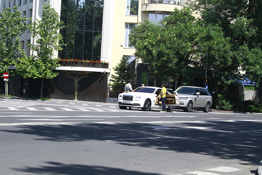 Joshua Castellano şi Edy Power au blocat strada lui Iohannis ca să stea la taclale