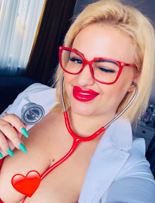 Daiana Estera Duțu a petrecut noaptea în camera de hotel, cu nemțul, deși s-a certat cu medicul care îi făcuse combinația (Foto: Arhivă personală)