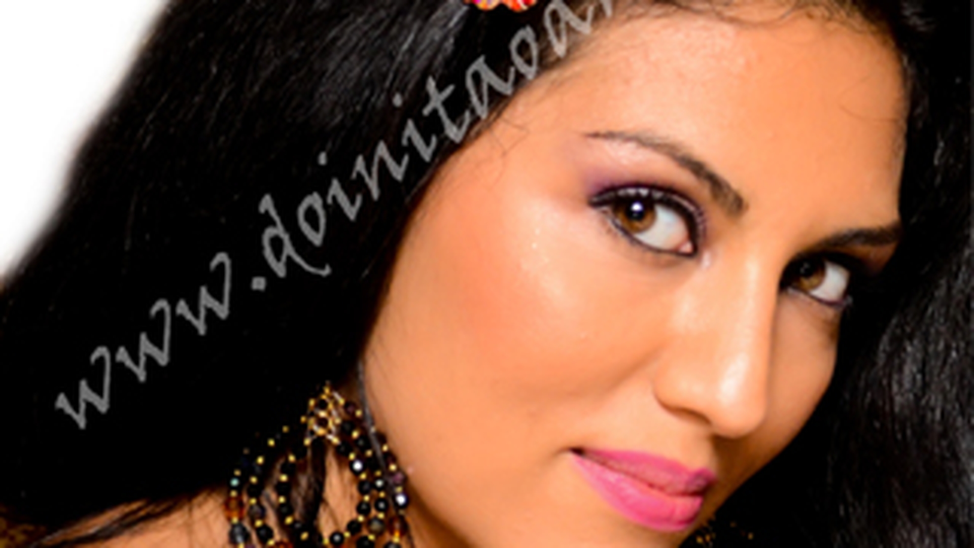 Doinita Oancea isi schimba meseria? Uite ce make-up artist bun este!