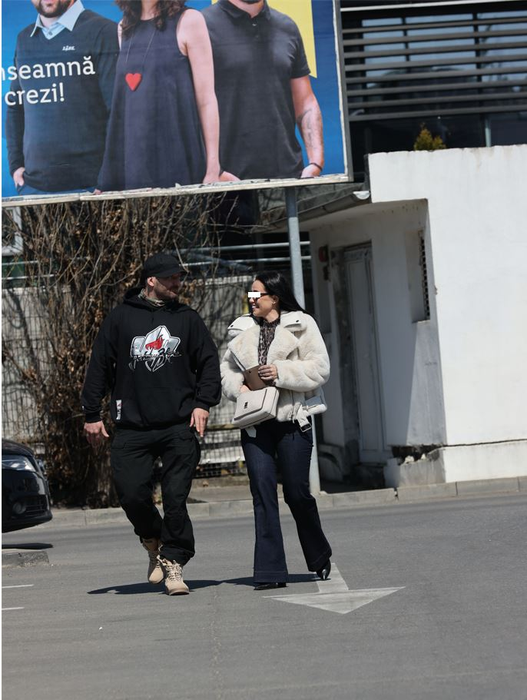 Cheloo și amica lui părăsesc terasa (Foto: CANCAN.RO)