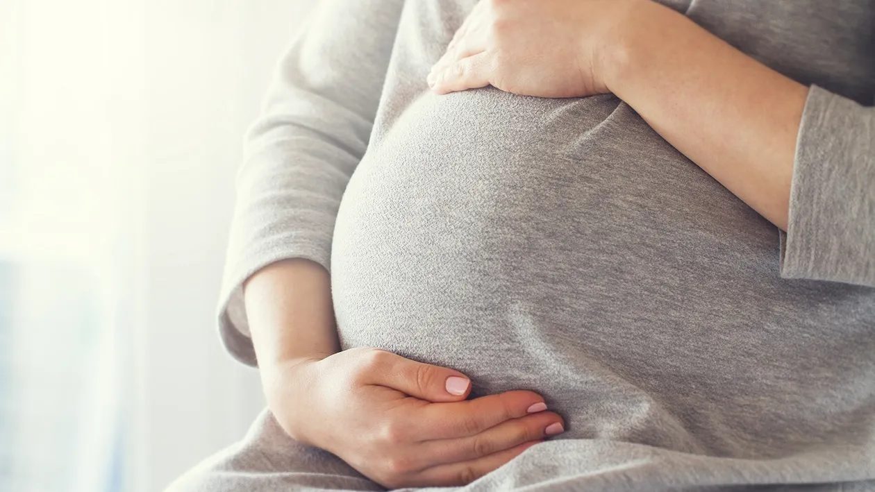 Un bărbat a stârnit controverse, după ce a refuzat să-i ofere locul său din autobuz unei femei gravide. Ce motiv a avut: „Nu-și permite mașină”