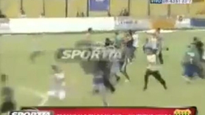 VIDEO In Argentina, fotbalistii au fost fugariti si dezbracati!