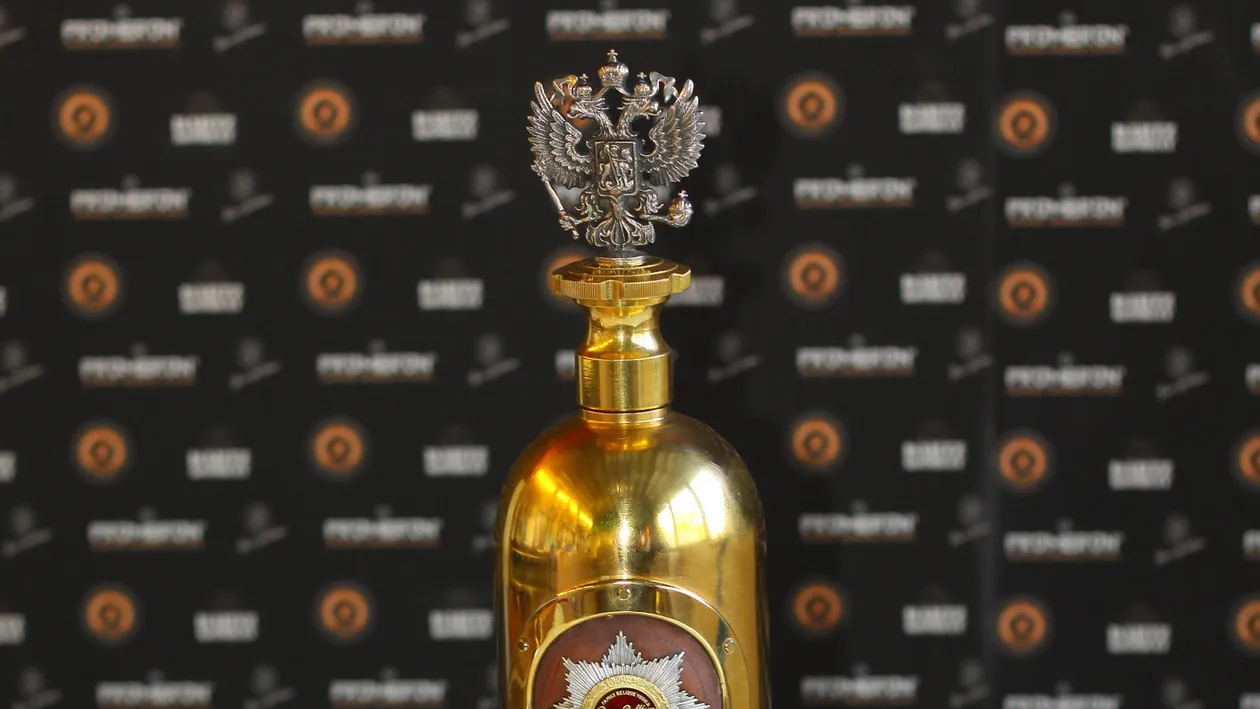Cea mai scumpă sticlă de vodcă din lume a fost furată şi băută! S-a găsit doar sticla pe un şantier. Cât valorează goală!
