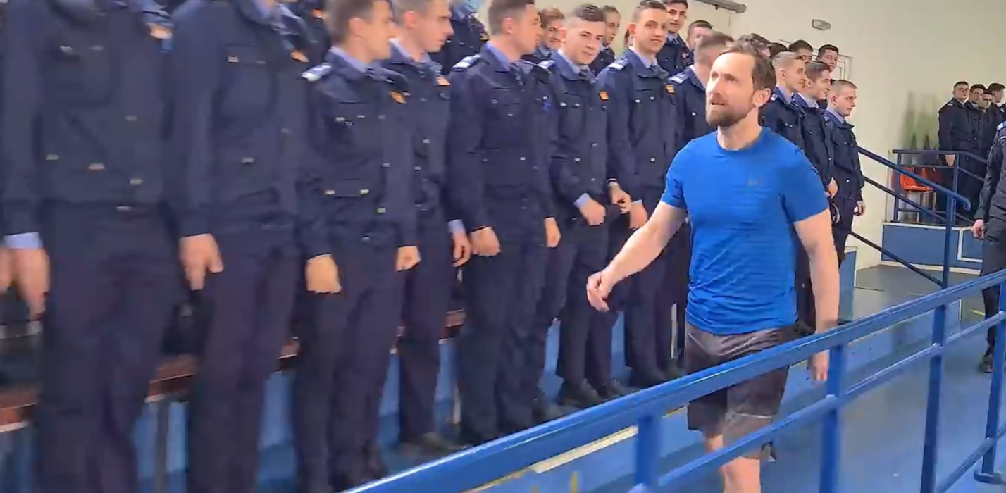 Dani Oțil "dă onorul" jandarmilor