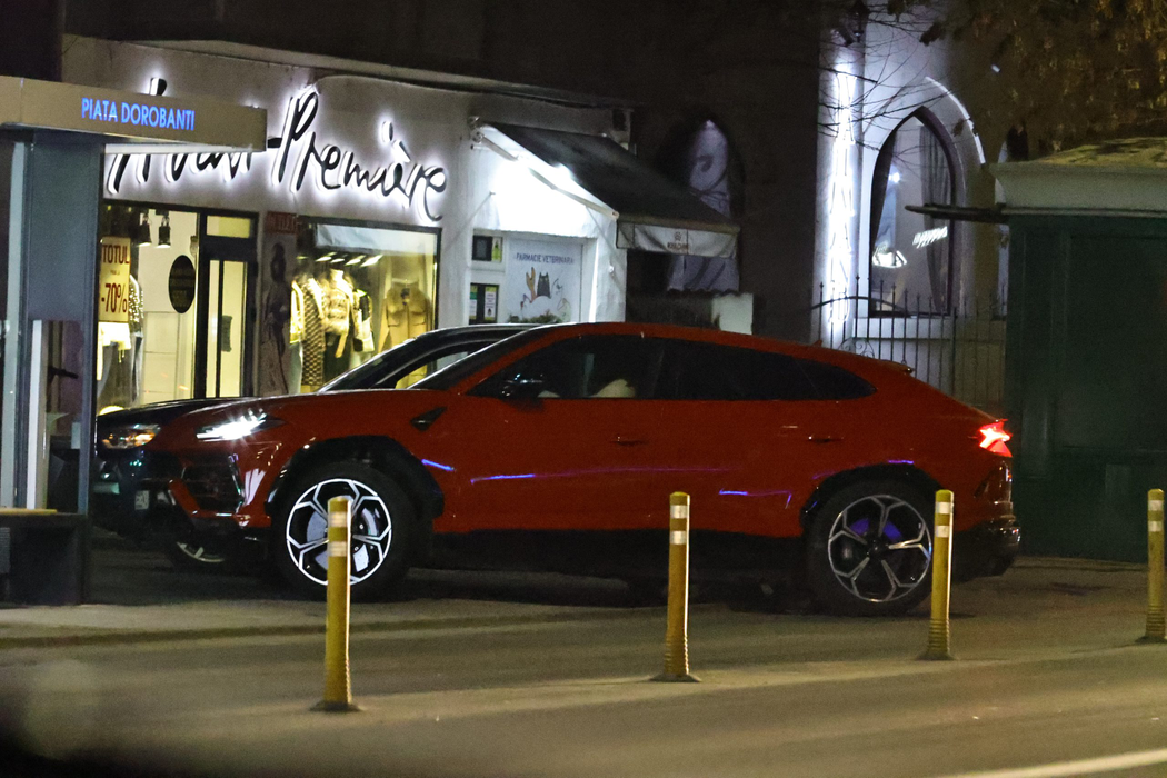 Discreții milionari pleacă din fața restaurantului cu un Lamborghini Urus (Foto: CANCAN.RO)