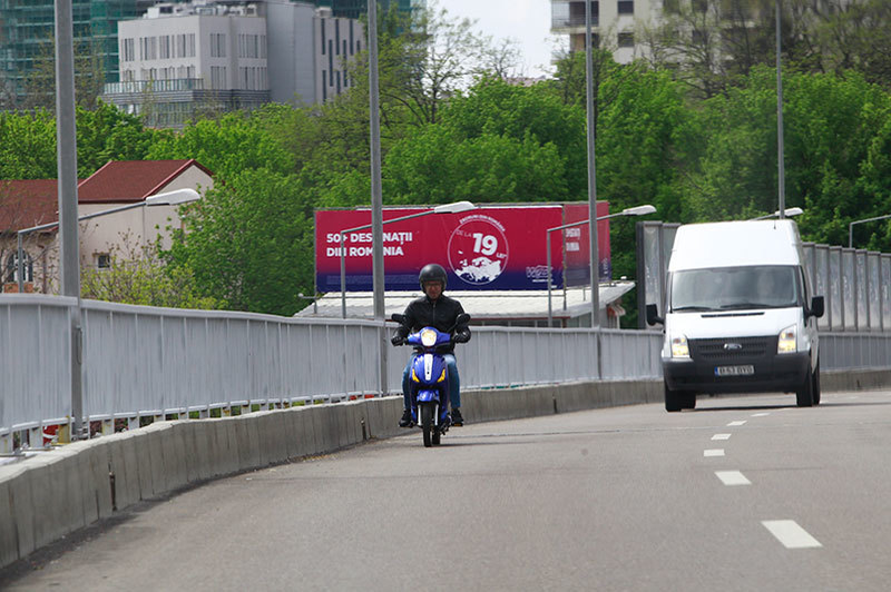 Deşi drumul este liber, Galamaz are grijă să nu depăşească viteza regulamentară