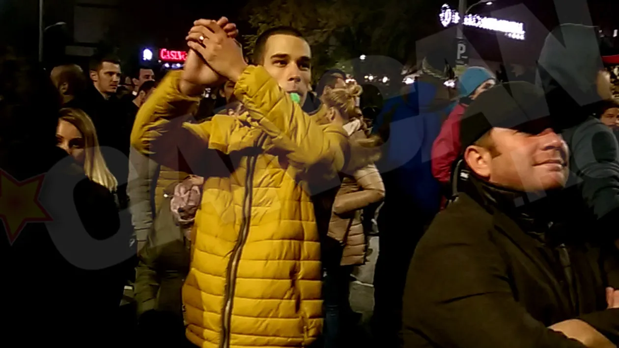 Protestatarilor nu le-a venit sa creada ce vad! Ce mare vedeta a fost surprinsa de CANCAN.ro in mijlocul multimii