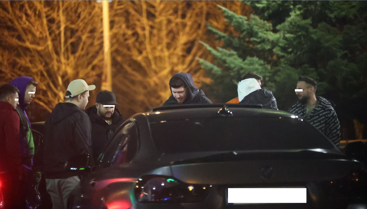 ”Colo” și prietenii lui s-au strâns la o vorbă, într-o parcare din Băneasa (Foto: CANCAN.RO)
