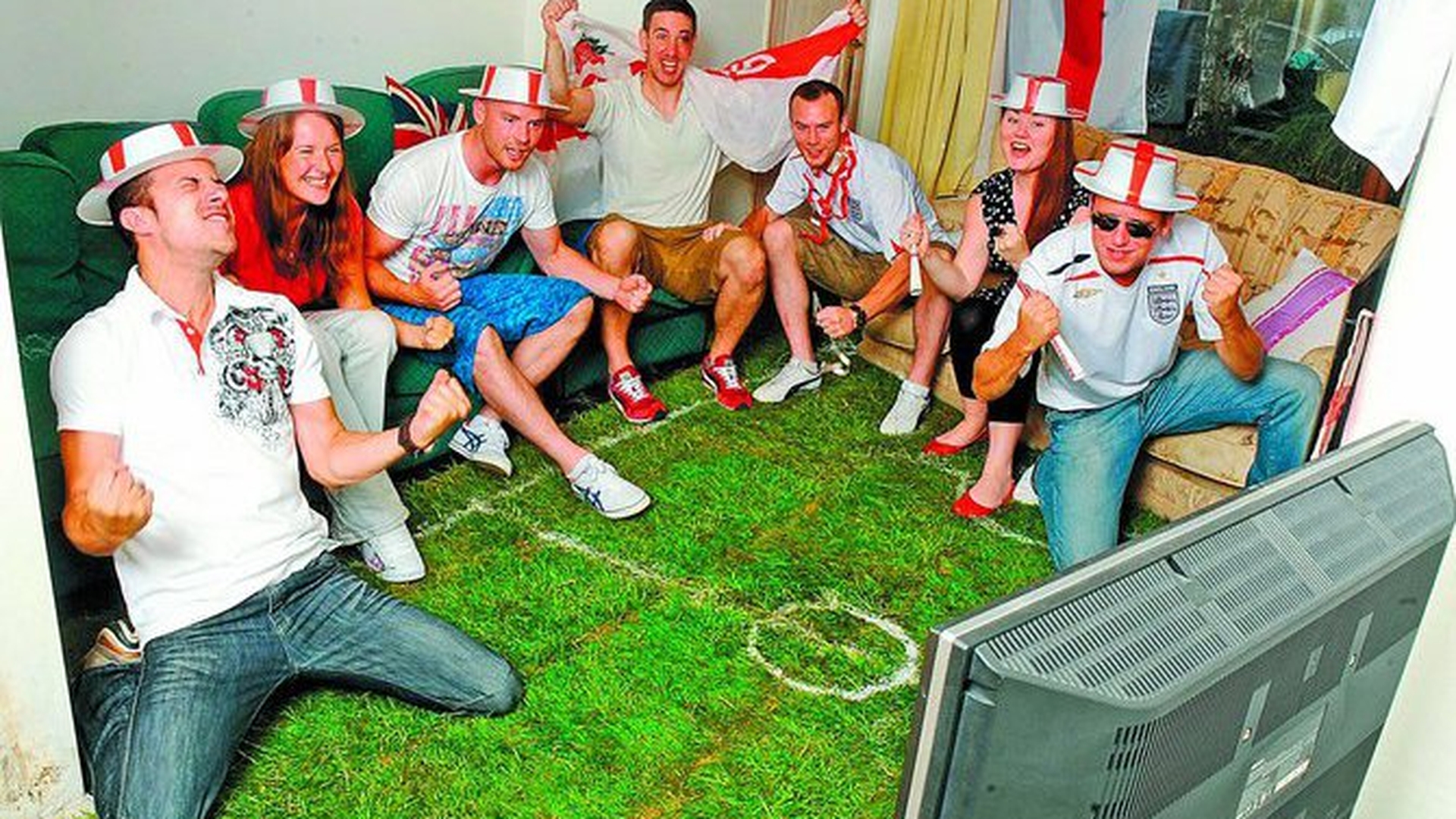 Si-a facut teren de fotbal in living