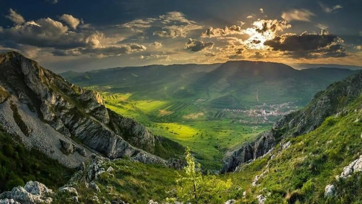 Satul în care soarele 'răsare' de două ori! Turiștii vin special în România să îl vadă