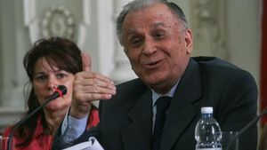 Copilăria cruntă a lui Ion Iliescu: părăsit de mamă la vârsta de 1 an, crescut de o rudă de-a lui Florin Cioabă