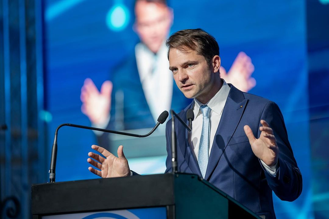 Ministrul Energiei Sebastian Burduja își dezvăluie latura ascunsă: ”Schimb becuri, repar chiuvete…”