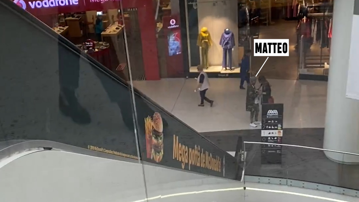 Cântărețul și iubita lui, la plimbare prin mall