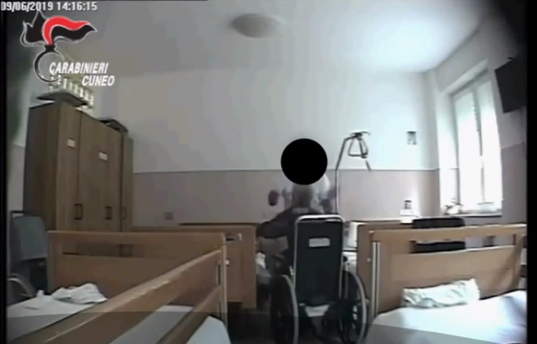 Ce făceau două românce în Italia cu bătrânii pe care îi îngrijeau. Atenție, imagini halucinante