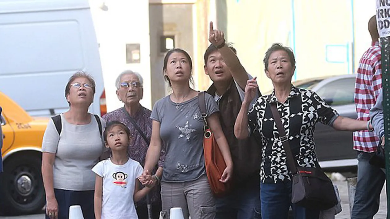 Sa-i dea Dumnezeu sanatate celui care a proiectat toaletele in acest zgarienori din China! De jos se vede totul in baia femeilor - Uite imaginile necenzurate