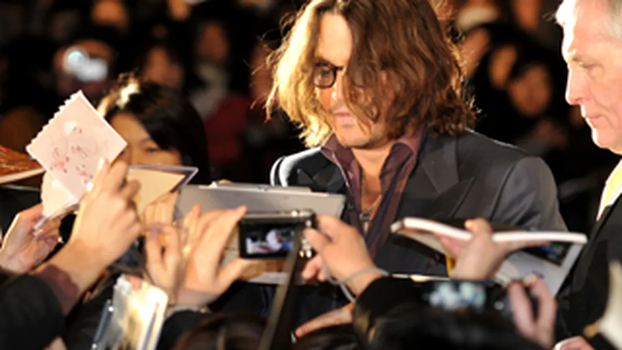 Johnny Depp, asaltat de fani in Japonia