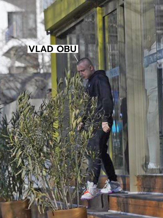 Vlad Obu iese din restaurant (SURSA FOTO: CANCAN.RO)