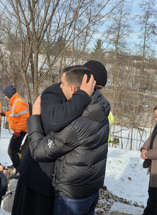 Imaginile durerii la înmormântarea lui Matei. Tatăl lui, preotul Cozma, a privit neputincios cum familia și-a luat adio de la micuț