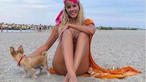 Imagini fabuloase cu Emily Burghelea! Cum își face parul la coafor, cu potaia în brațe!