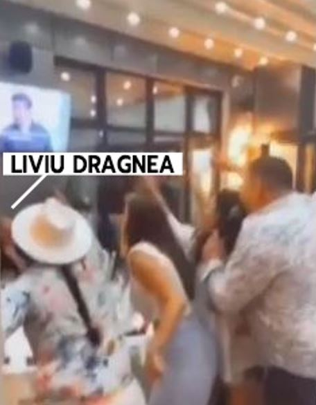 Liviu Dragnea stă zâmbitor la masă, în timp ce subalternii de la acea vreme strigă numele său și al partidului