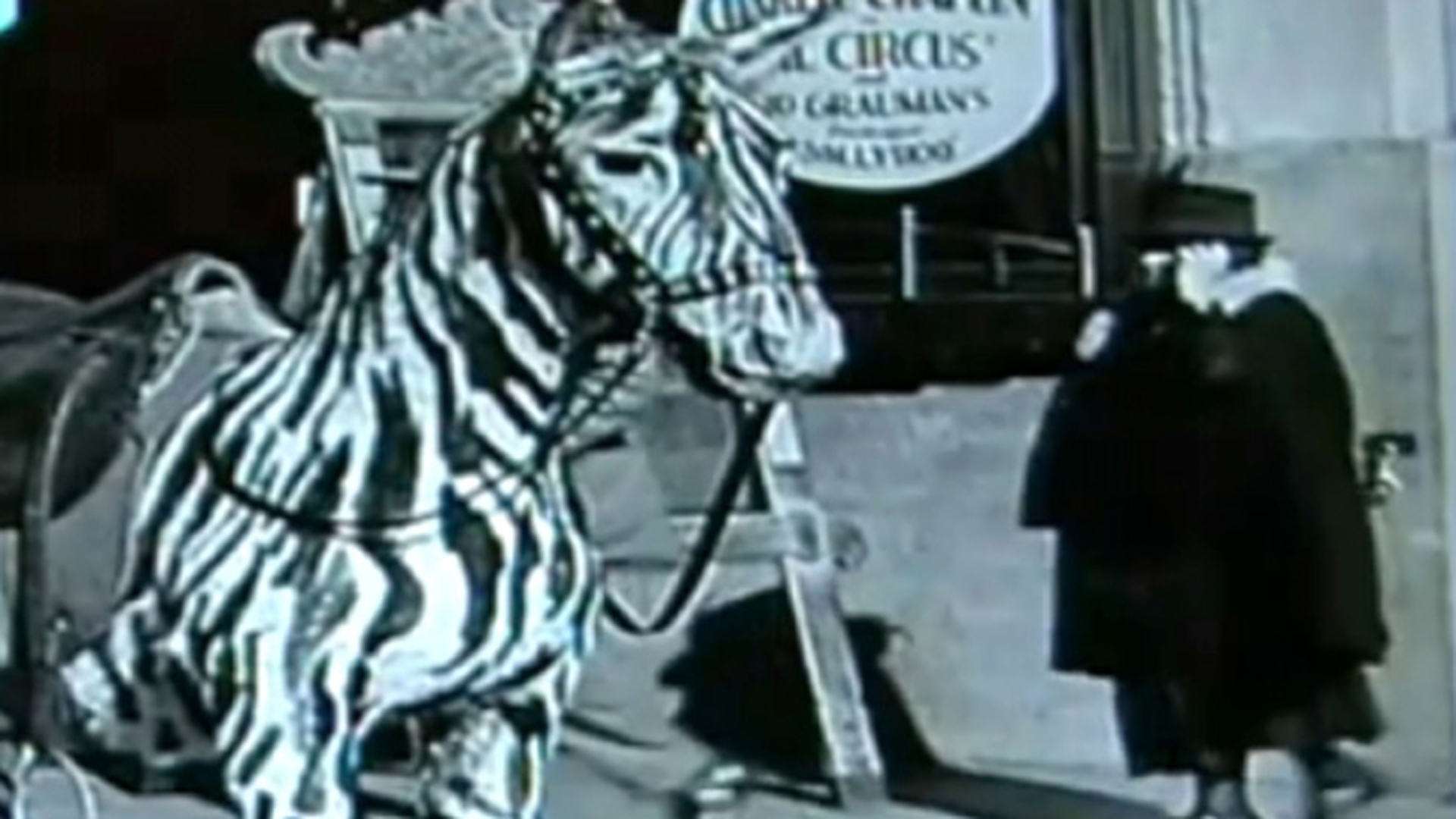 O femeie vorbeste la telefon intr-un film al lui Charlie Chaplin