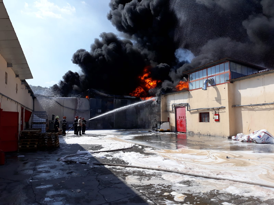 Incendiu puternic la o fabrică de vopsele din Mihăești-Vâlcea | FOTO + VIDEO