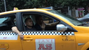 Un bucurestean a oferit faza zilei. Ce aroganta a putut sa faca in timp ce mergea cu taxiul pe un bulevard din Capitala!