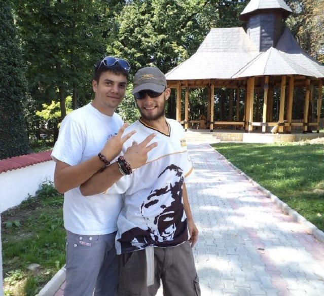 Victor Spirescu şi fratele său. Sursa foto: Facebook