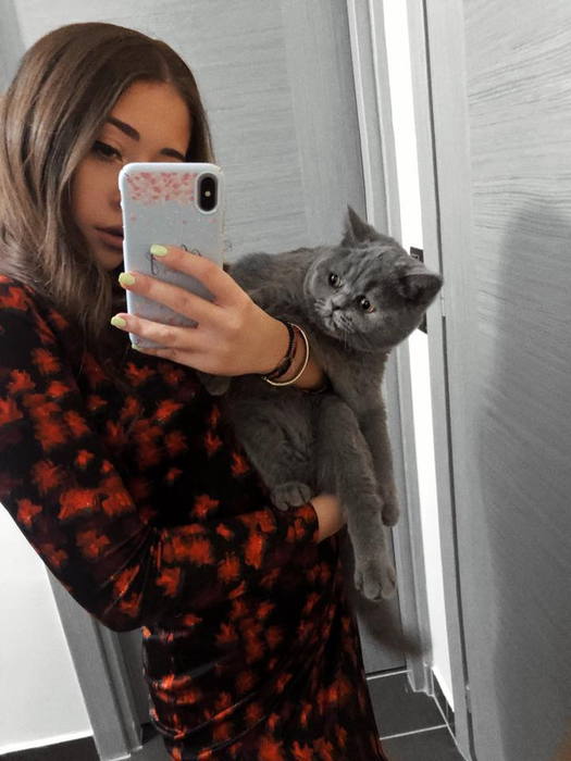 Pe lângă cățel, Nicole mai are și o pisică