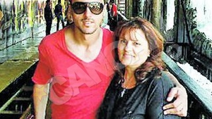 S-a linistit in bratele mamei