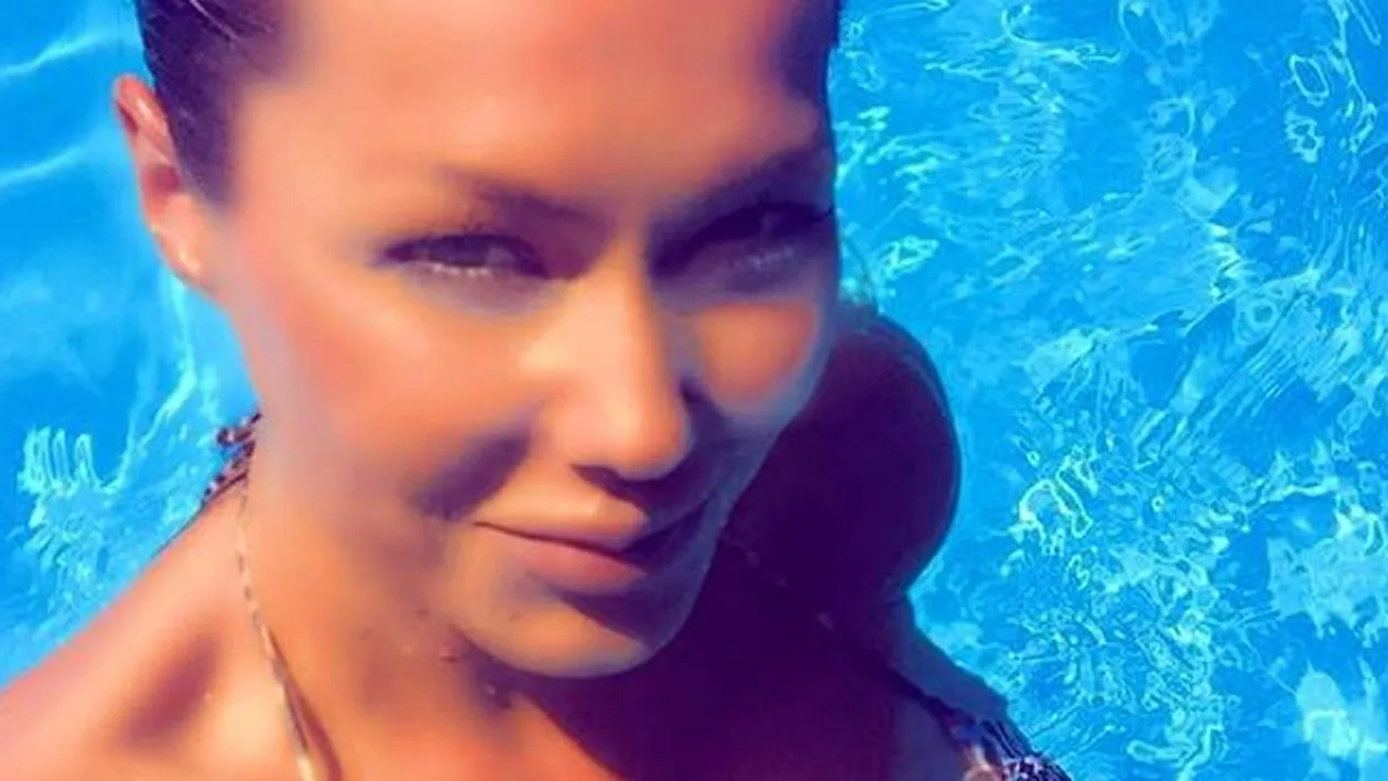 A vrut sa fie sexy, dar un detaliu i-a scapat! Ce ai pe ***? Se vede ceva cu alb