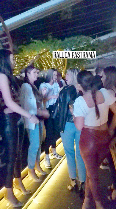 Raluca a apărut îmbrăcată lejer la NUBA: pantaloni mulați, pantofi sport și tricou