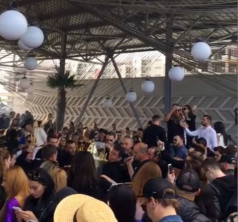Indianul putred de bogat a comandat cele mai scumpe băuturi de la LOFT, aduse într-un show pe măsură