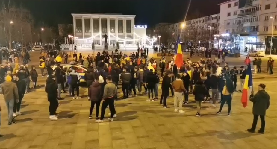 Mai mulți băcăuani au protestat la spital față de măsurile anti-COVID