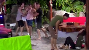 Bătaie la Insula Iubirii! A lovit-o din cauza unei crize de gelozie! Video scandalos!