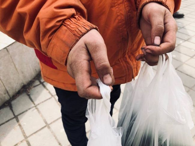 Povestea lui Alex, copilul de 11 ani care culege și vinde urzici pentru a-și întreține familia! Cum arată mâinile puștiului