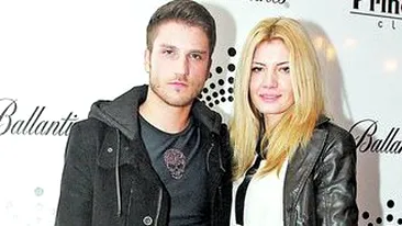 Fiul lui Bote a experimentat sarutul in trei. Isi insala iubita cu doua deodata