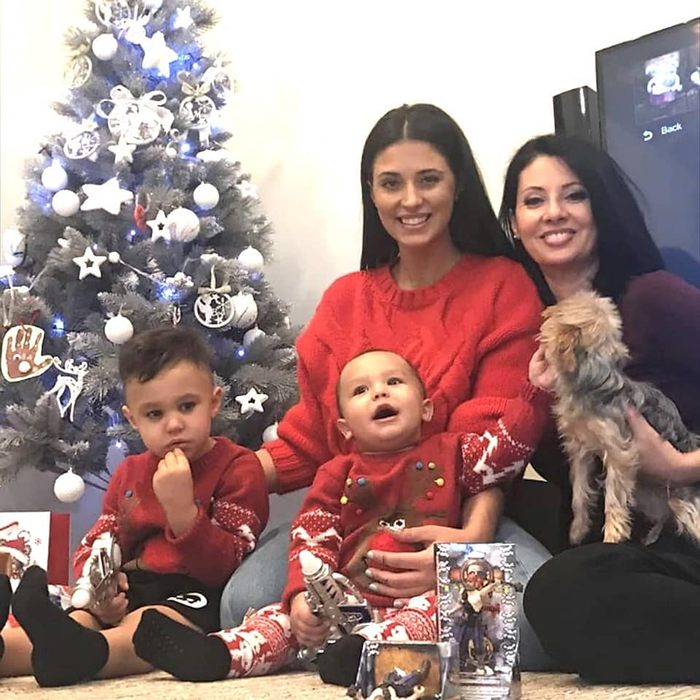 Antonia a pozat complet goală! Ce mesaj i-a trimis mama ei când a văzut imaginea