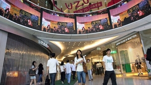 INCREDIBIL! Un MISTRET SALBATIC a cazut prin TAVANUL unui MALL! Clientii au fost ingroziti