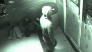 Filmuleţul viral care îţi dă fiori pe şira spinării! Un bărbat trece prin uşa de sticlă a unui magazin ca o fantomă