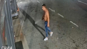 Scene șocante în Argeş! Un tânăr înarmat cu o macetă a terorizat angajaţii unei benzinării